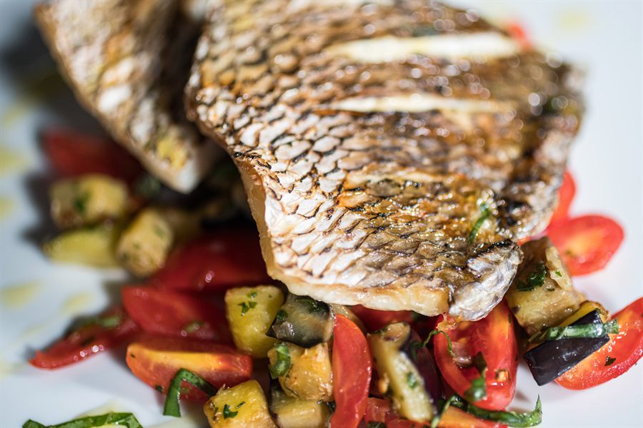 Filetto di pesce con verdure e pomodorini