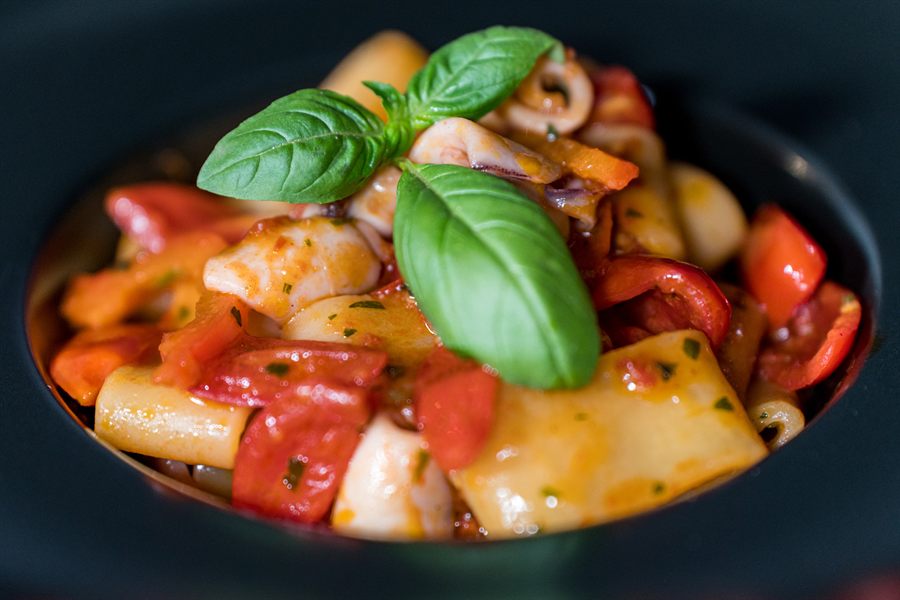 Calamarata con calamari e pomodorini