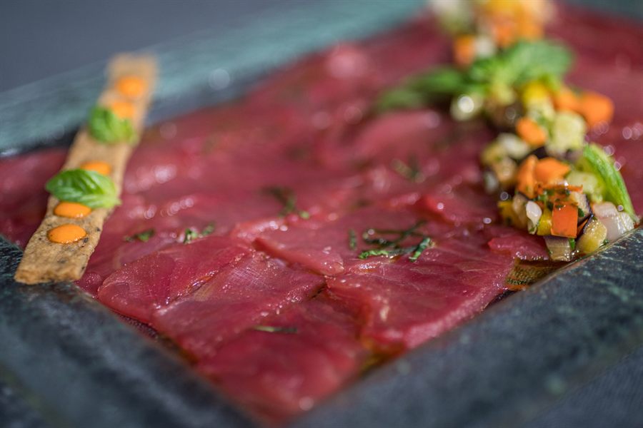Carpaccio di tonno con verdure a dadini