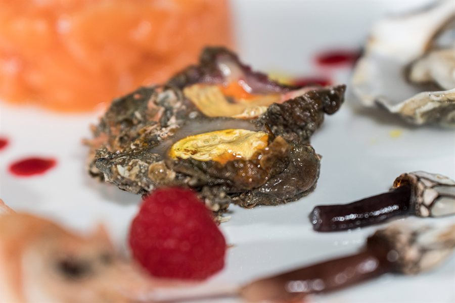 Dettaglio di un tagliere di crudo con tartare e frutti di mare