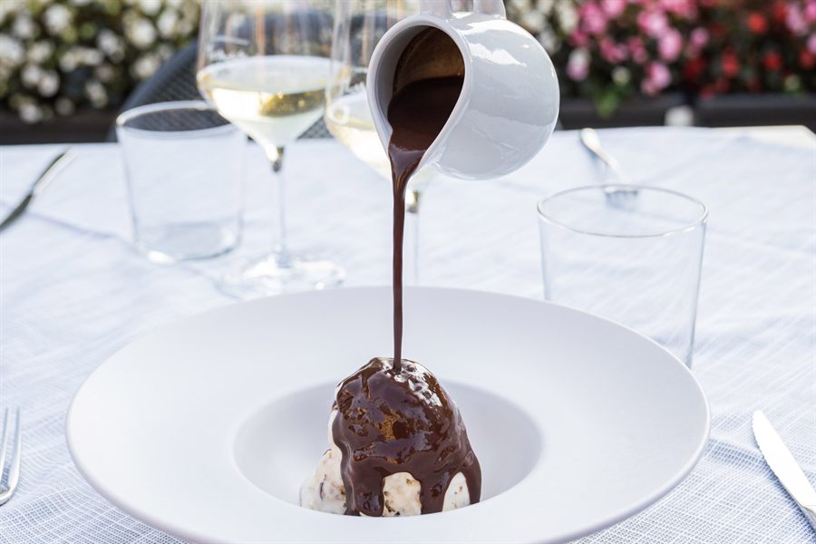 Dolce al cioccolato servito in terrazza