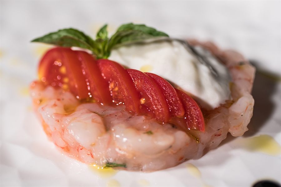 Tartare di gambero rosso di Mazara con burrata e pomodoro