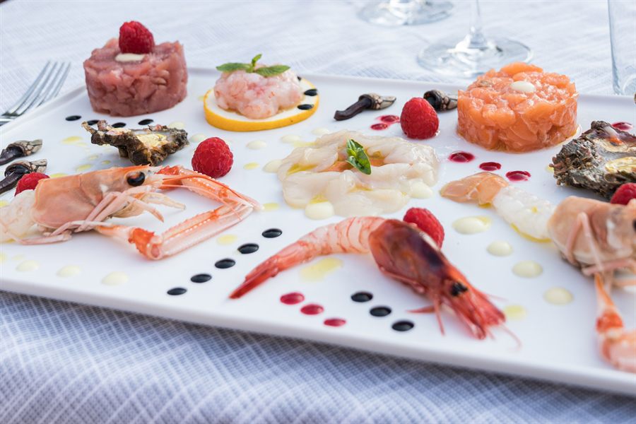 Gran Crudo del Mamaioa: tartare, gamberi, scampi e carpacci su vassoio