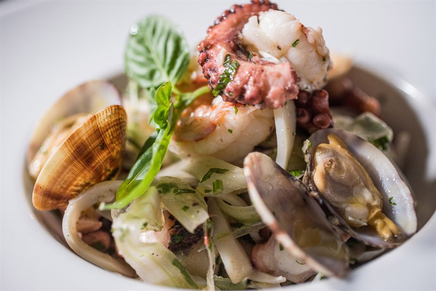Polpo con vongole e gamberi
