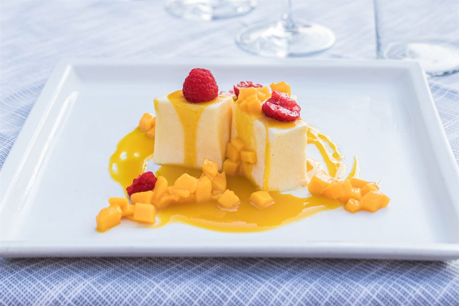 Semifreddo con mango e lamponi
